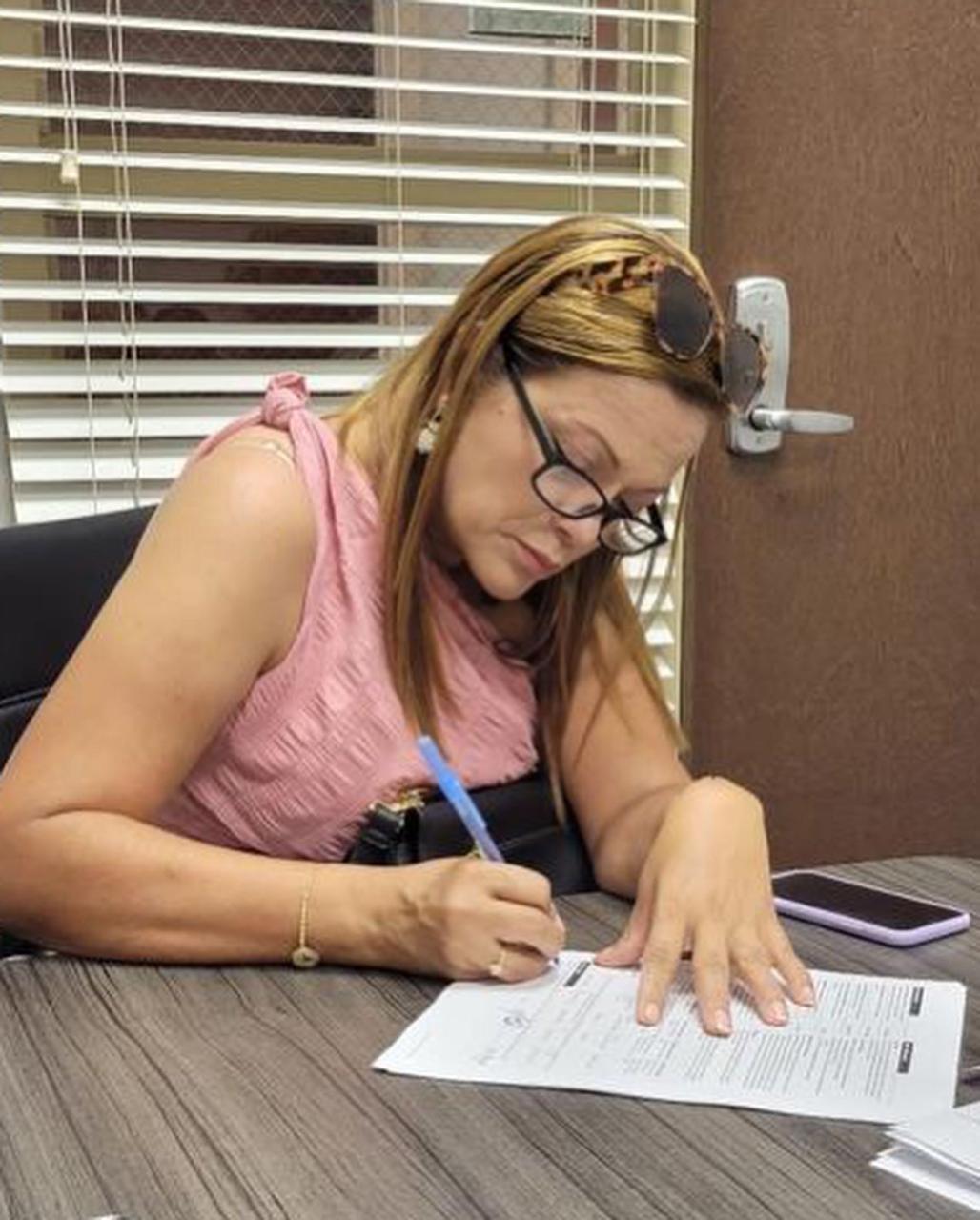 Clienta firmando los documentos finales de su préstamo