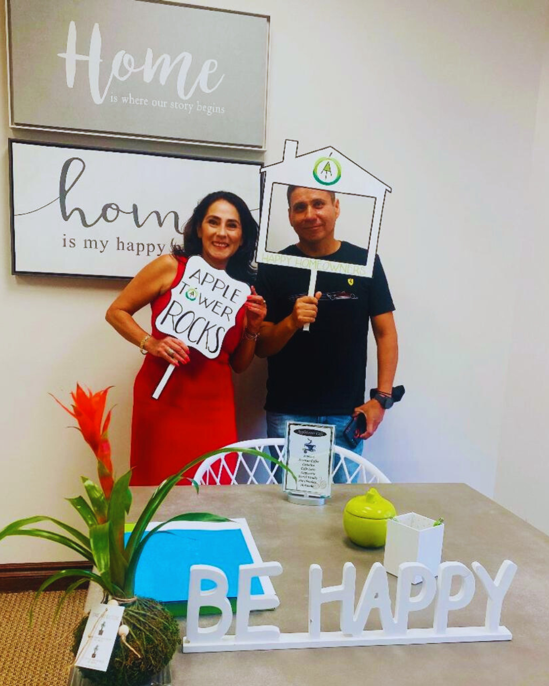 Happy homeowners después de cerrar con Juliana