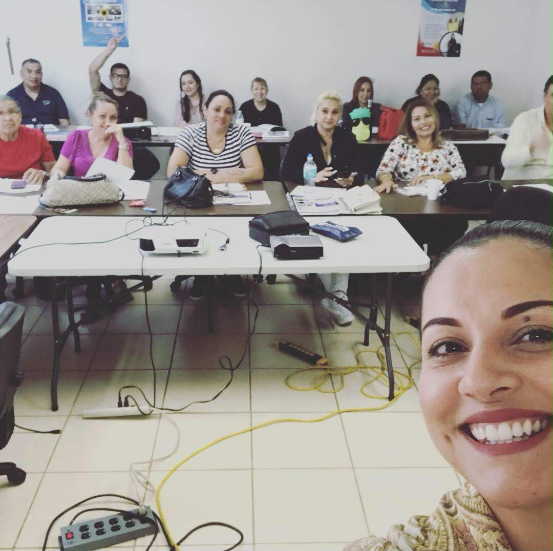 Juliana en selfie con los asistentes de uno de sus seminarios