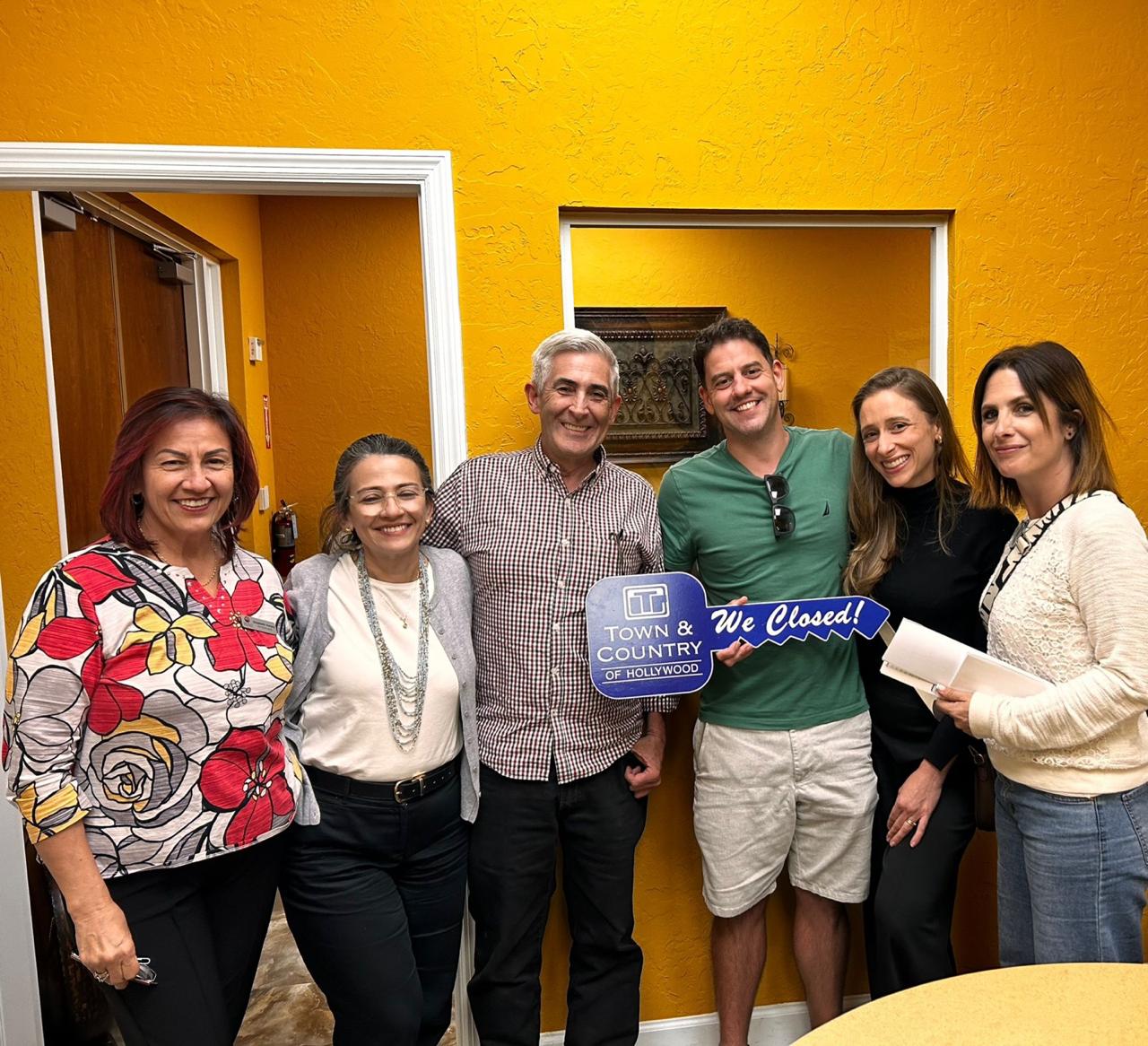 Equipo y clientes celebrando un cierre con Town & Country of Hollywood