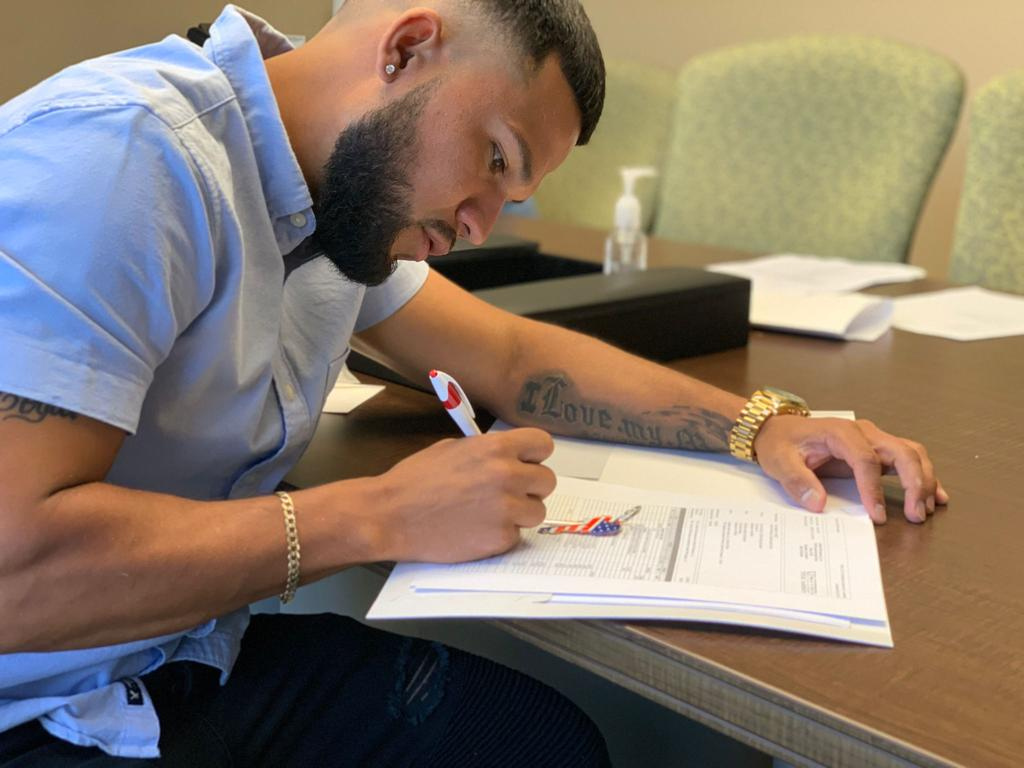 Cliente firmando los documentos de cierre del préstamo hipotecario