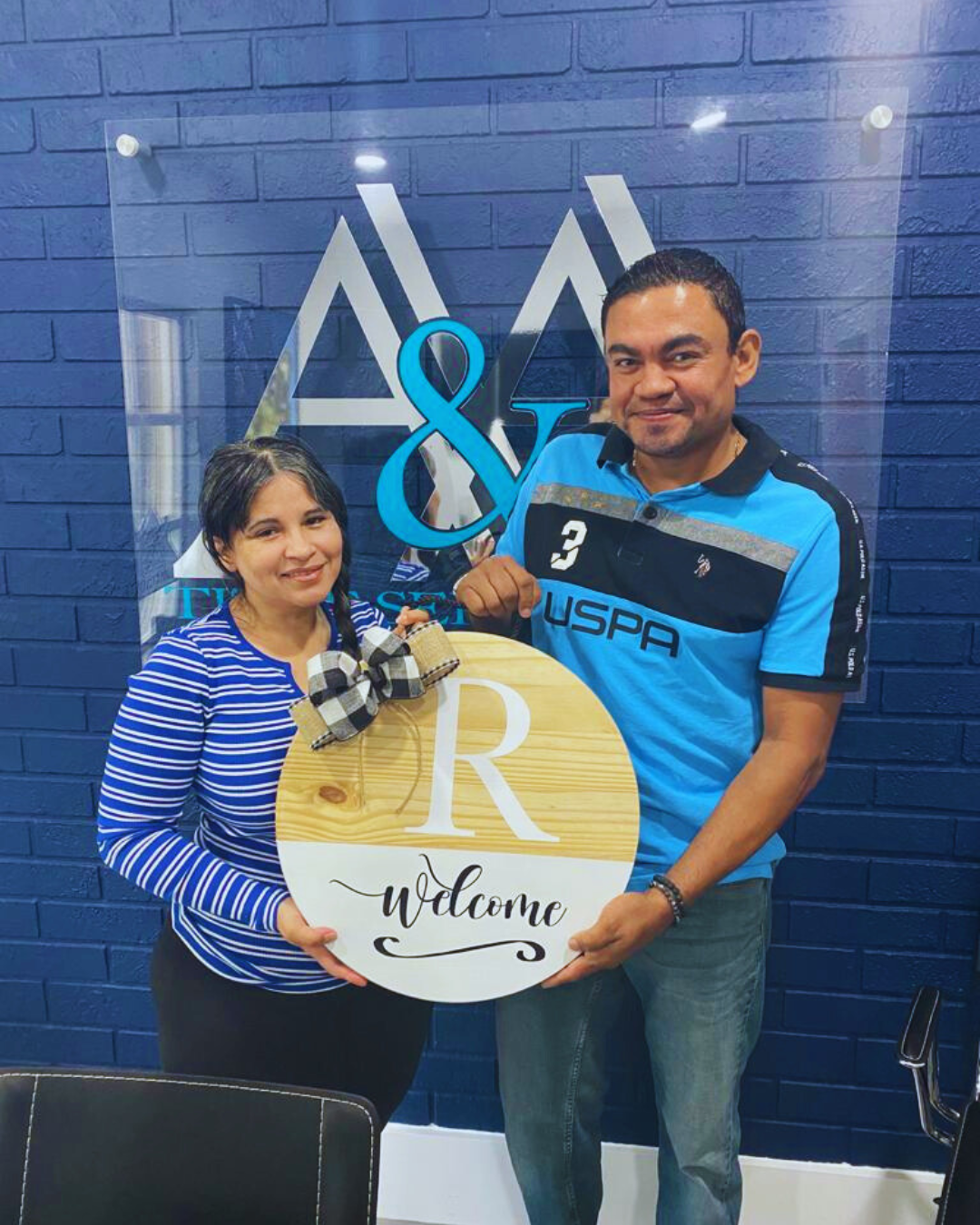 Familia recibiendo las llaves de su nuevo hogar