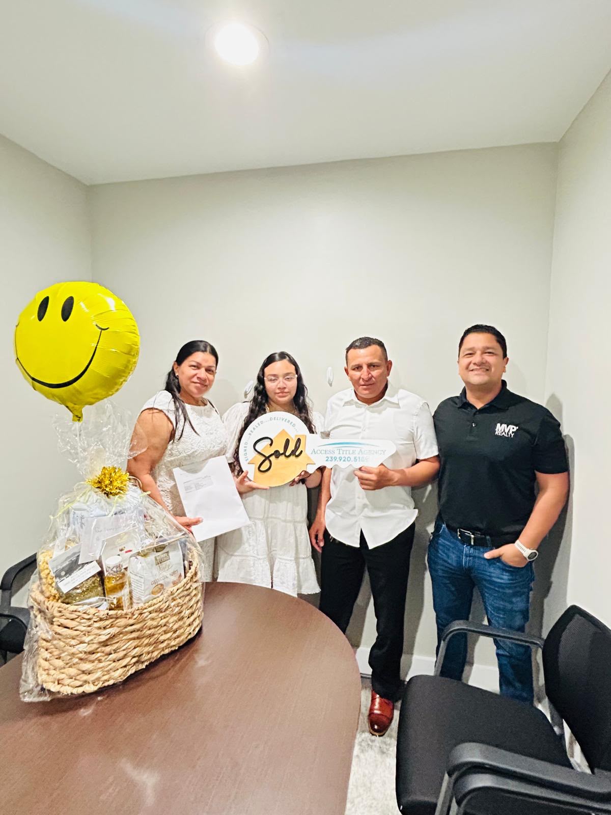 Familia con llave Sold celebrando la compra de su casa